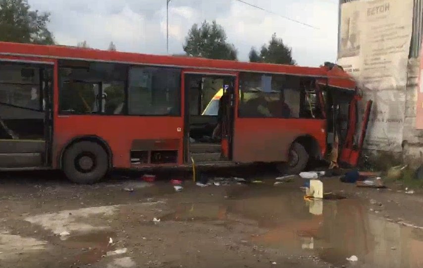 В Перми задержали водителя автобуса, который въехал в бетонную стену