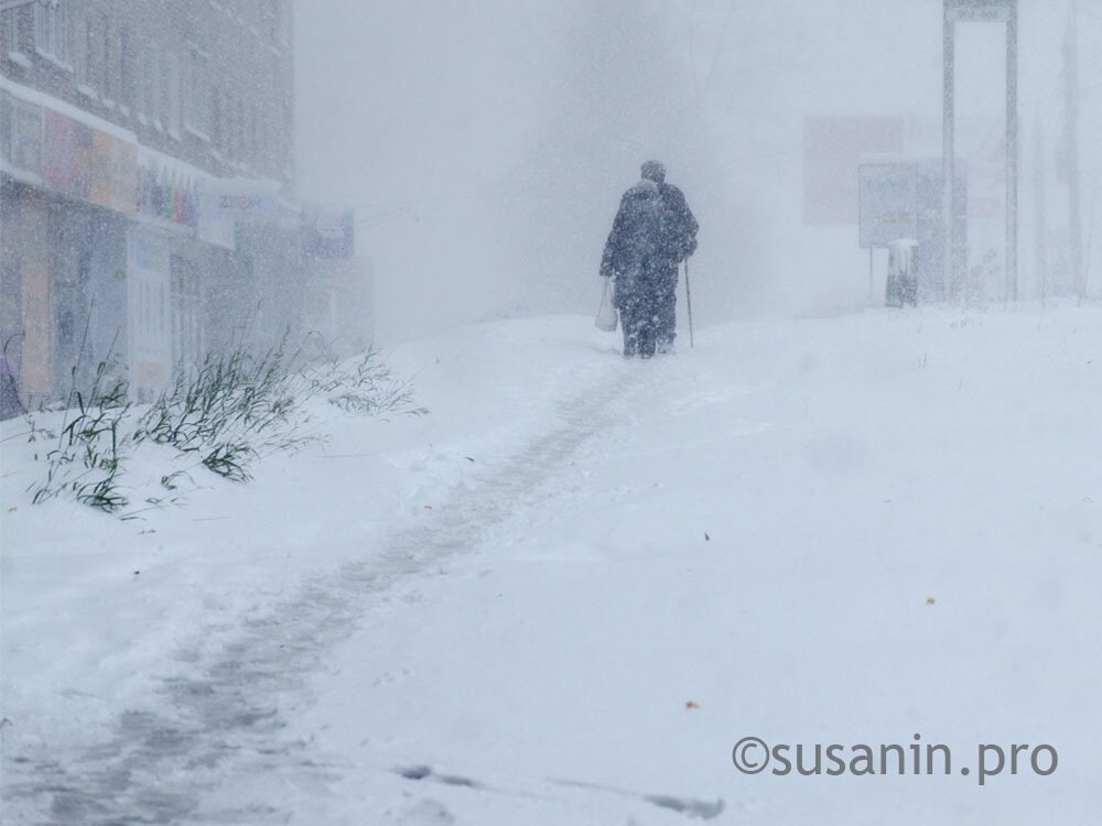 На город ижевск опускается