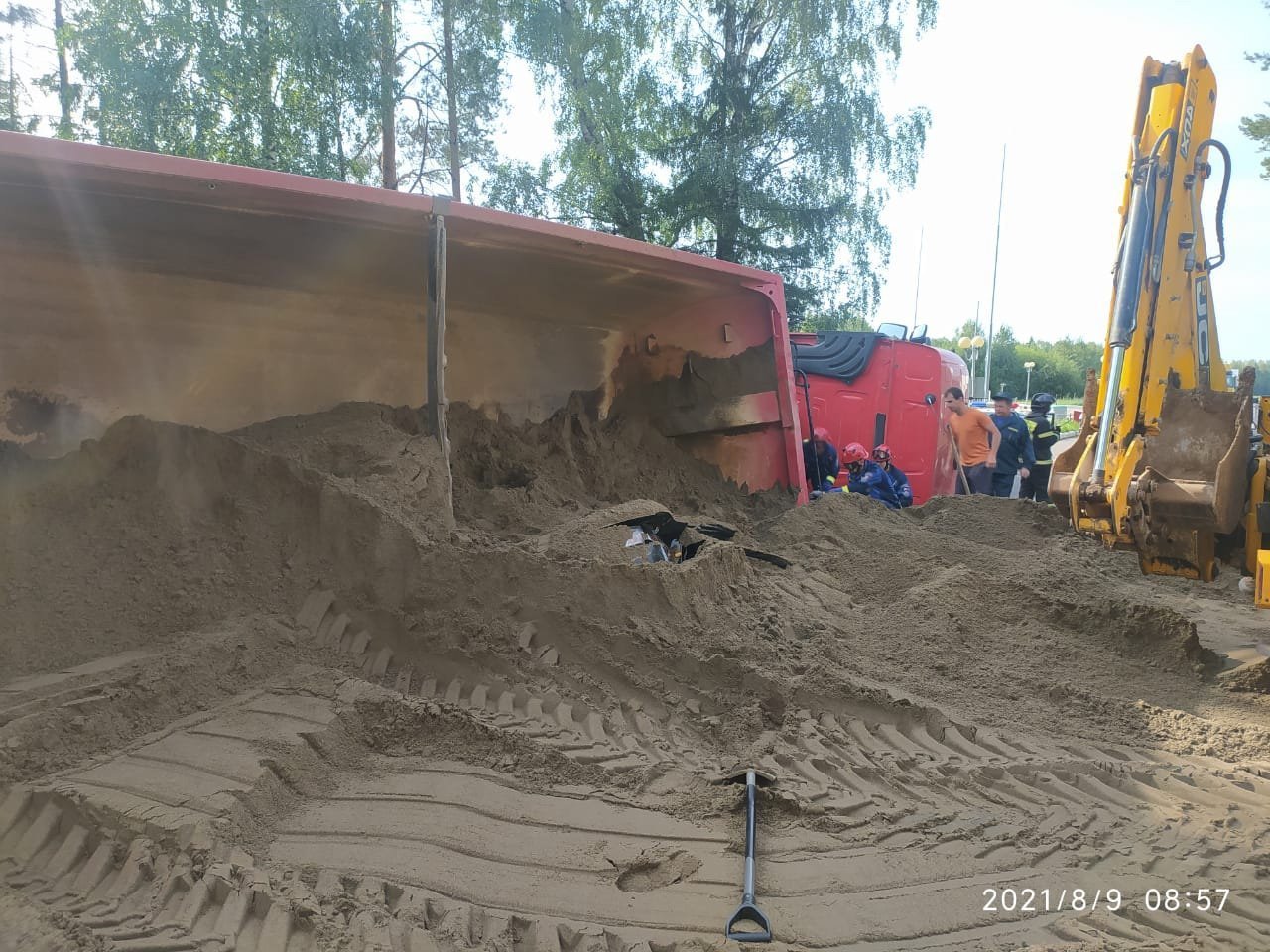 На трассе «Ижевск — Воткинск» грузовик с песком опрокинулся на легковушку