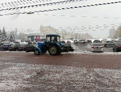 Дорожные службы расчищают улицы Ижевска после прошедшего снегопада