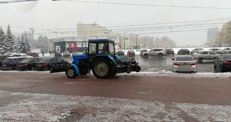 Дорожные службы расчищают улицы Ижевска после прошедшего снегопада