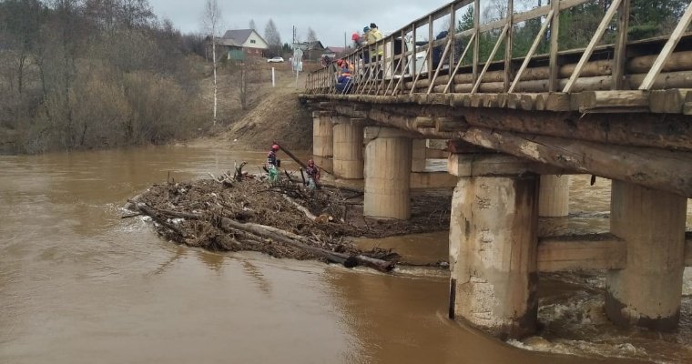 Спасатели приступили к разбору затора под мостом на реке Лып в Кезу