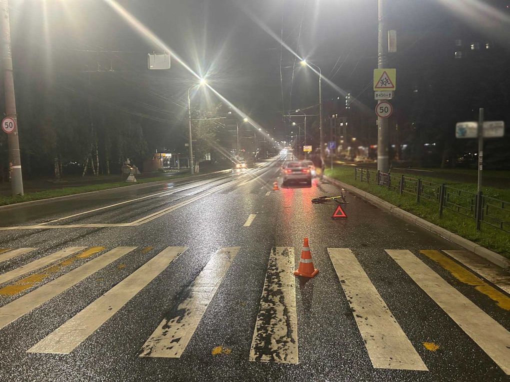 В Ижевске сбили ехавшего на красный свет самокатчика