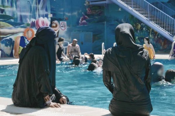 Французский премьер поддержал решение мэров запретить буркини