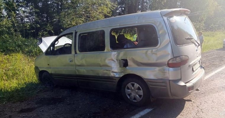 На трассе «Ижевск-Воткинск» водитель микроавтобуса съехал в кювет, чтобы избежать аварии