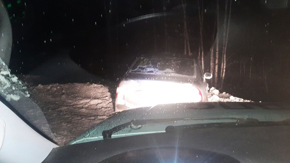 В Увинском районе полицейский вытащил автомобиль из кювета