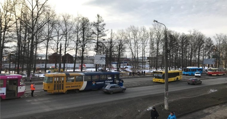 Авария с автобусом в Ижевске, разъяснение указа о нерабочей неделе и мнение ВОЗ о самоизоляции: что произошло минувшей ночью