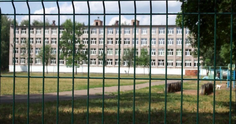Забор гимназии в Глазове отремонтировали после падения секции на ребёнка