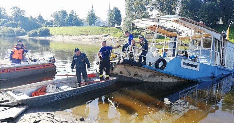 С затонувшего теплохода в Вологде эвакуировали 25 человек