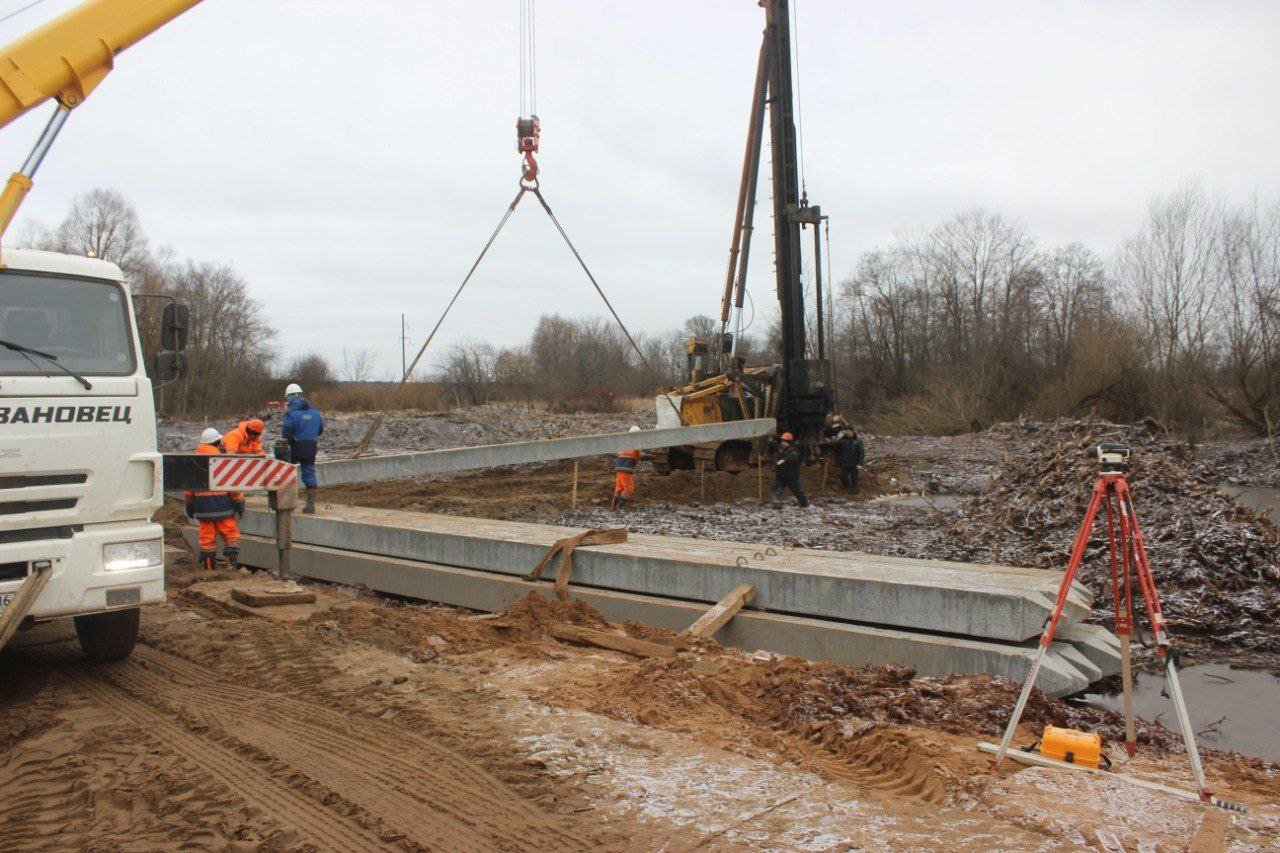 На трассе Ижевск-Аэропорт забили пять первых свай нового моста через реку Позимь