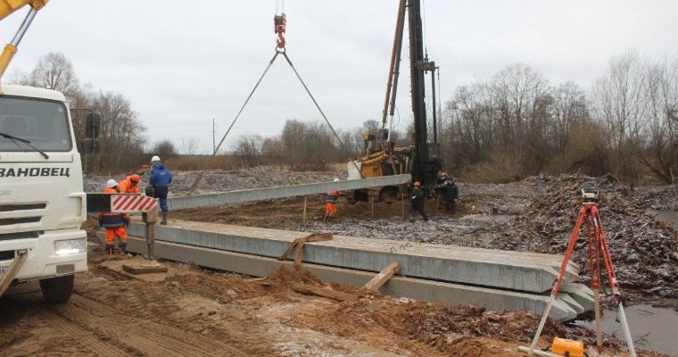 На трассе Ижевск-Аэропорт забили пять первых свай нового моста через реку Позимь