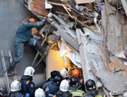 Живого младенца нашли под завалами дома в Магнитогорске