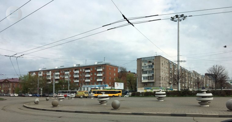 Автомобиль подрезал автобус в Ижевске: пострадала пассажирка общественного транспорта