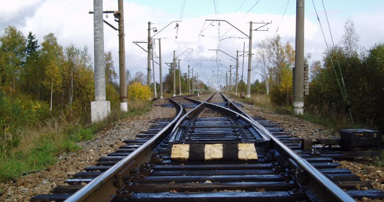 Столкновение иномарки с поездом «Адлер – Ижевск», штрафы для водителей и беспорядки из-за детской драки в Испании: что произошло минувшей ночью