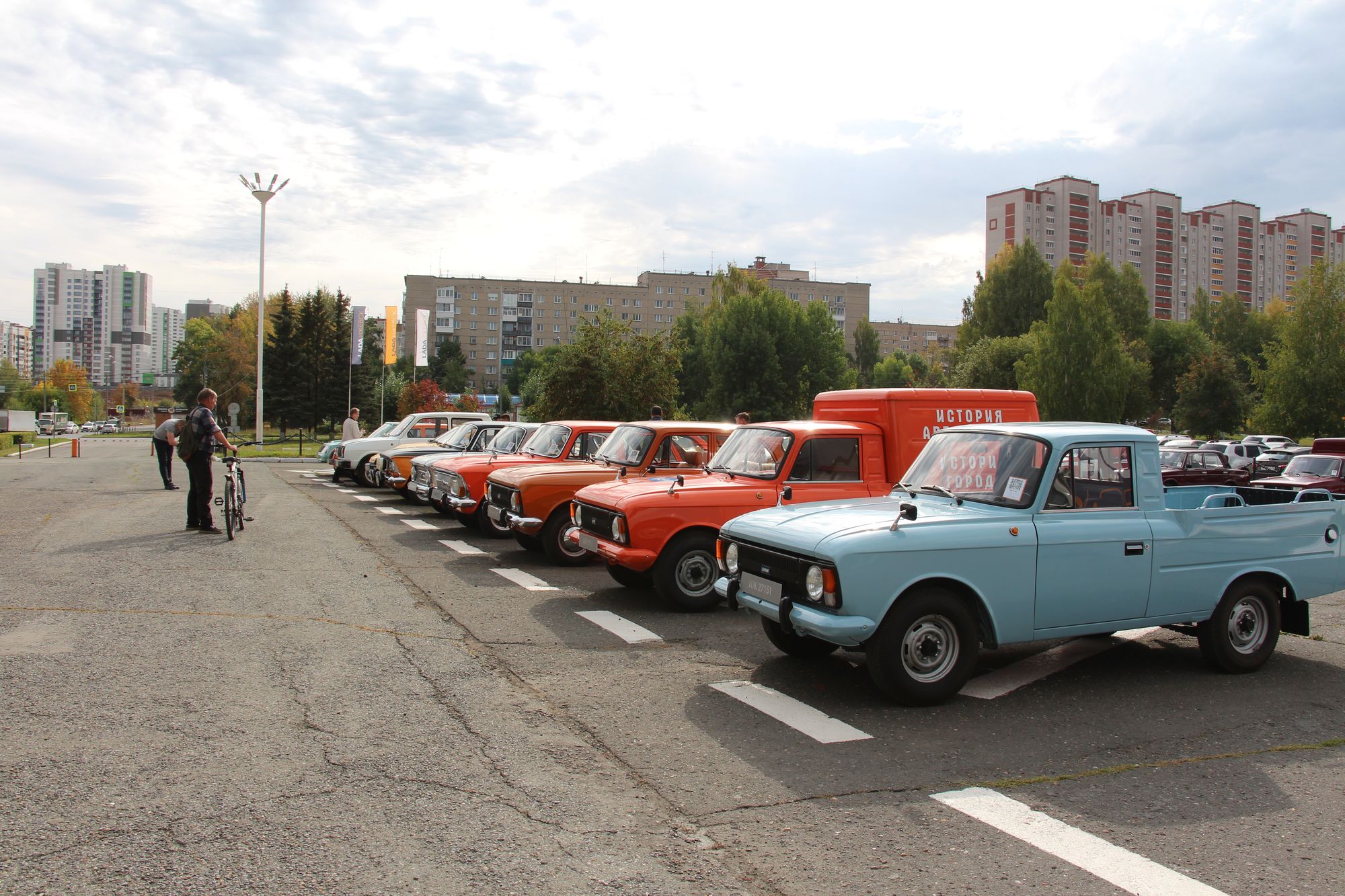 У инженерного корпуса Ижевского автозавода прошла выставка ретро  автомобилей // ИА Сусанин - проверенные новости Ижевска и Удмуртии, факты и  описания событий.