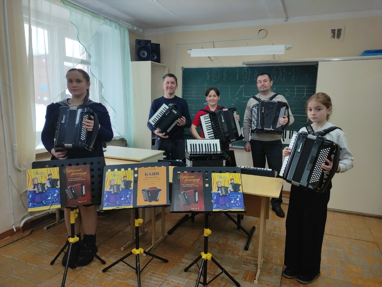 Новые аккордеоны и графические планшеты появились в Дебёсской детской школе искусств