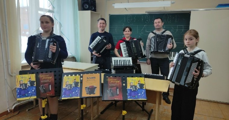 Новые аккордеоны и графические планшеты появились в Дебёсской детской школе искусств