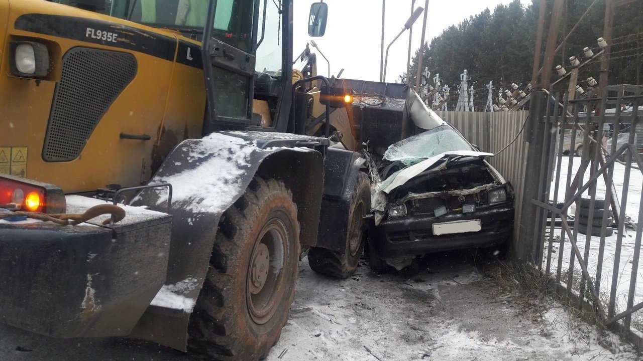 Водитель легковушки на летней резине погиб после столкновения с трактором в Ижевске