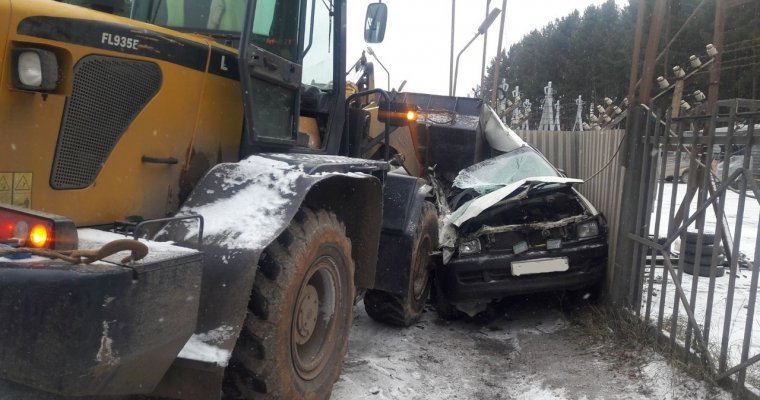 Водитель легковушки на летней резине погиб после столкновения с трактором в Ижевске