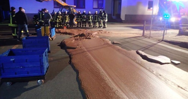 В Германии на дорогу вылилась тонна шоколада из-за аварии на фабрике