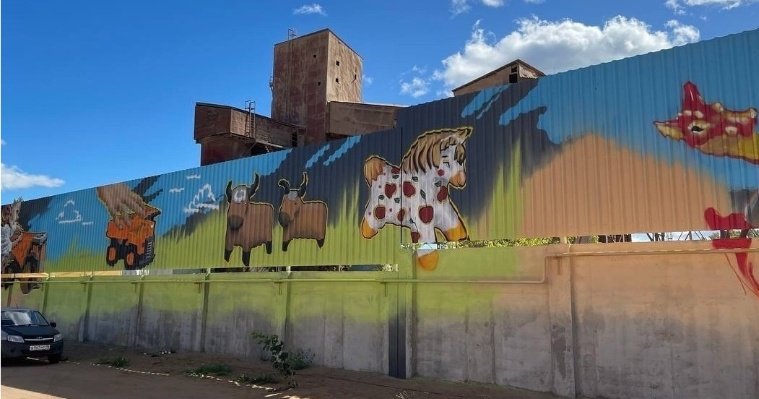 Художники Ижевска начали разрисовывать забор городского завода кирпича и керамзита 