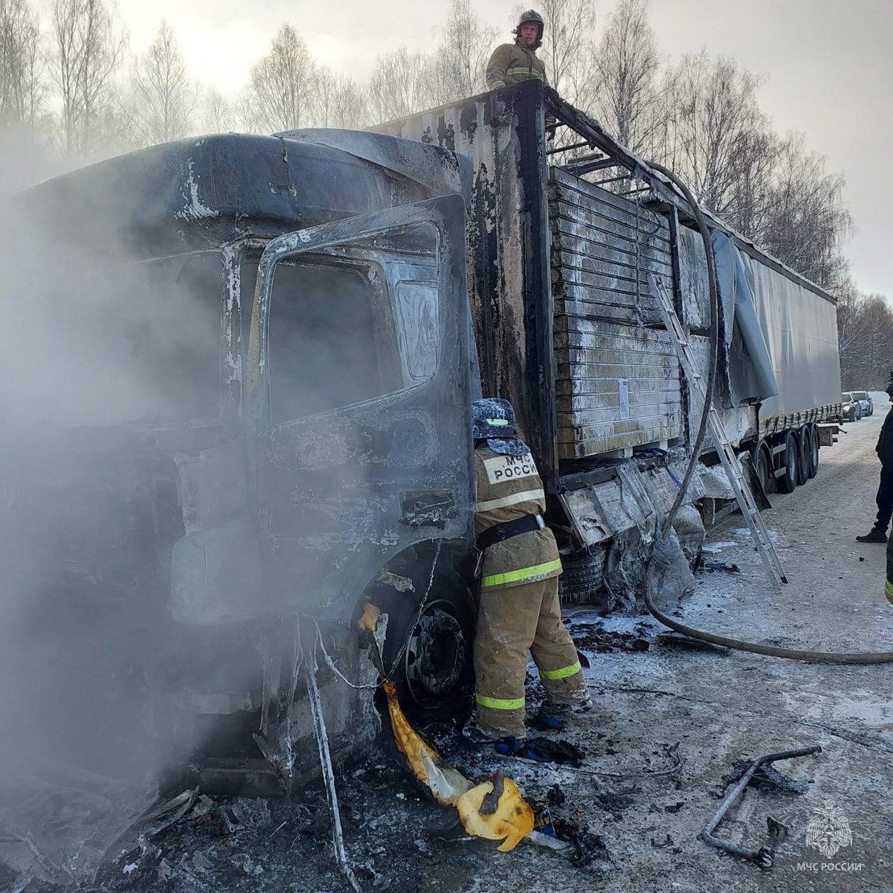 Пожарные потушили возгорания грузовика и легковушки в Удмуртии 