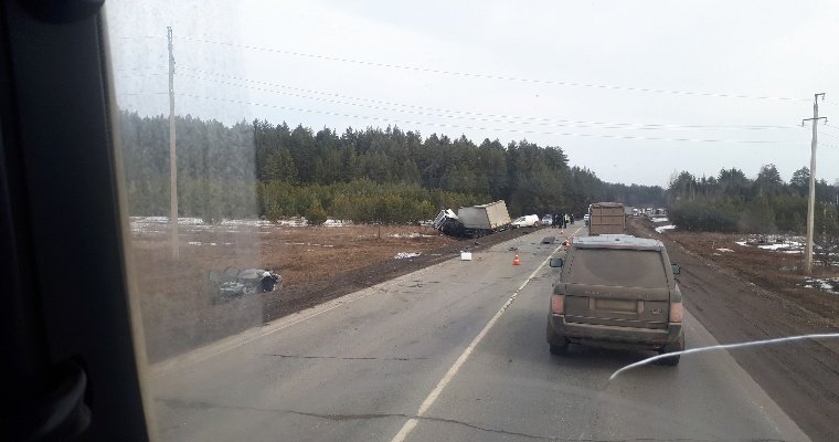Четыре легковушки и грузовик столкнулись на трассе в Удмуртии: один человек погиб