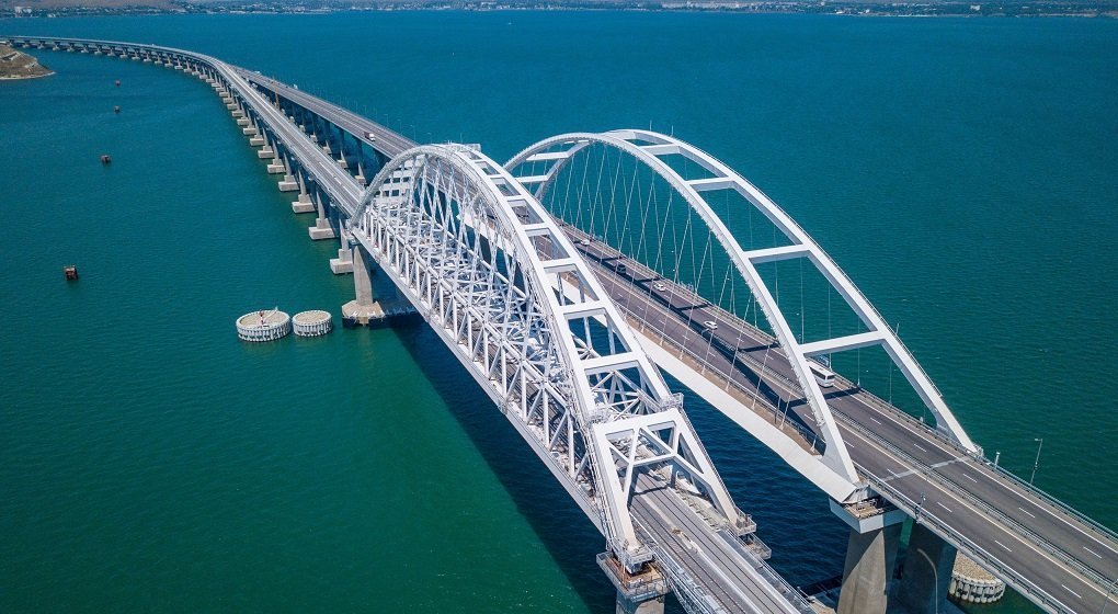 Смертельная авария парализовала на время движение по Крымскому мосту