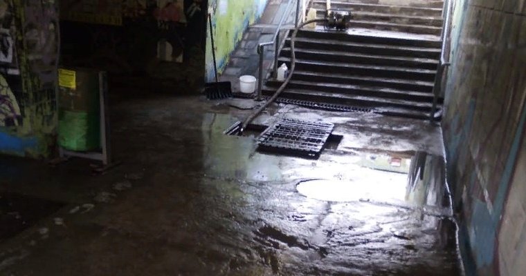 В Ижевске откачали воду из затопленного подземного перехода