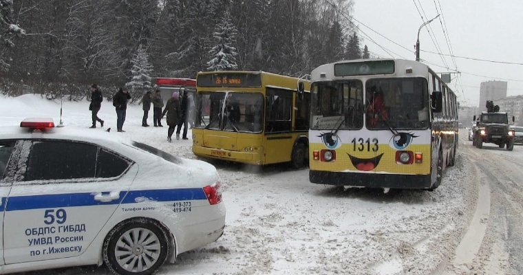 В Ижевске при столкновении автобуса с троллейбусом пострадали двое пассажиров