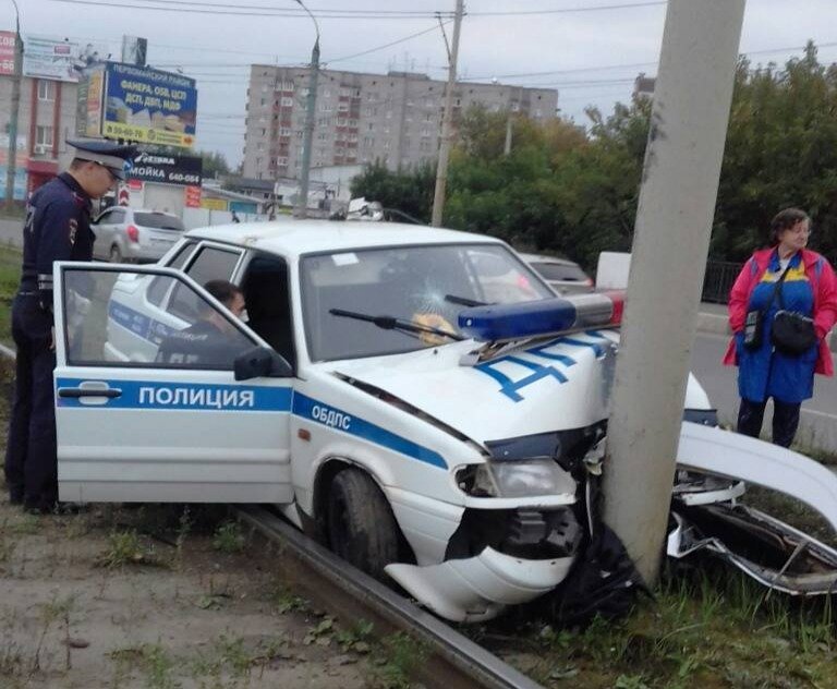 Патрульная машина ДПС в Ижевске врезалась в столб во время преследования