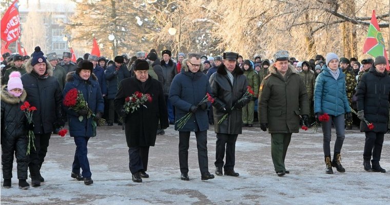 Большинство мужчин Удмуртии к 23 февраля хотят получить в подарок деньги, а получают одежду