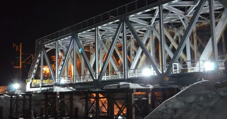 В Можгинском районе установили новый мостовой пролет через реку Валу