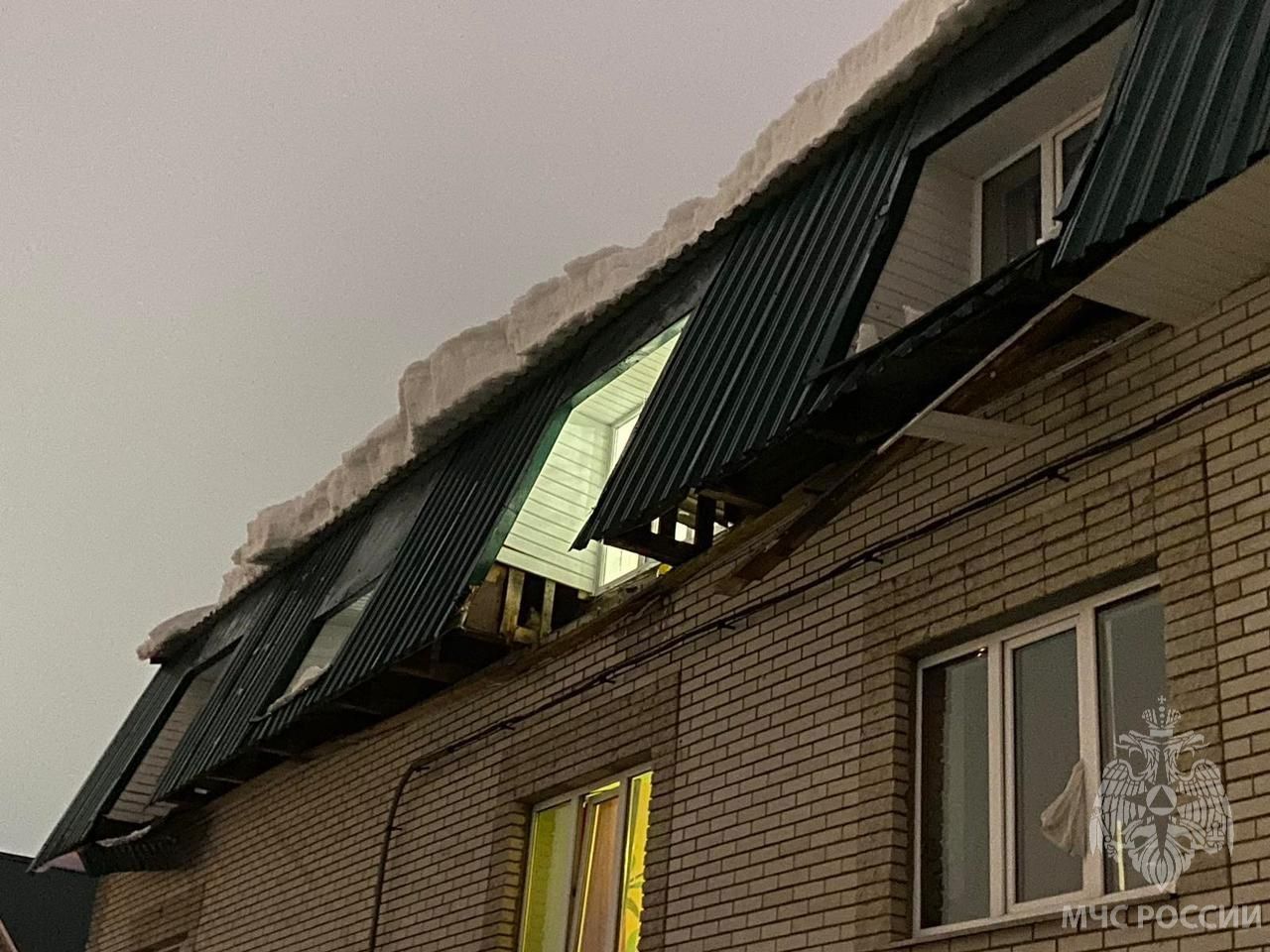В Ижевске и Сарапуле обрушившимся снегом повредило газовые трубы
