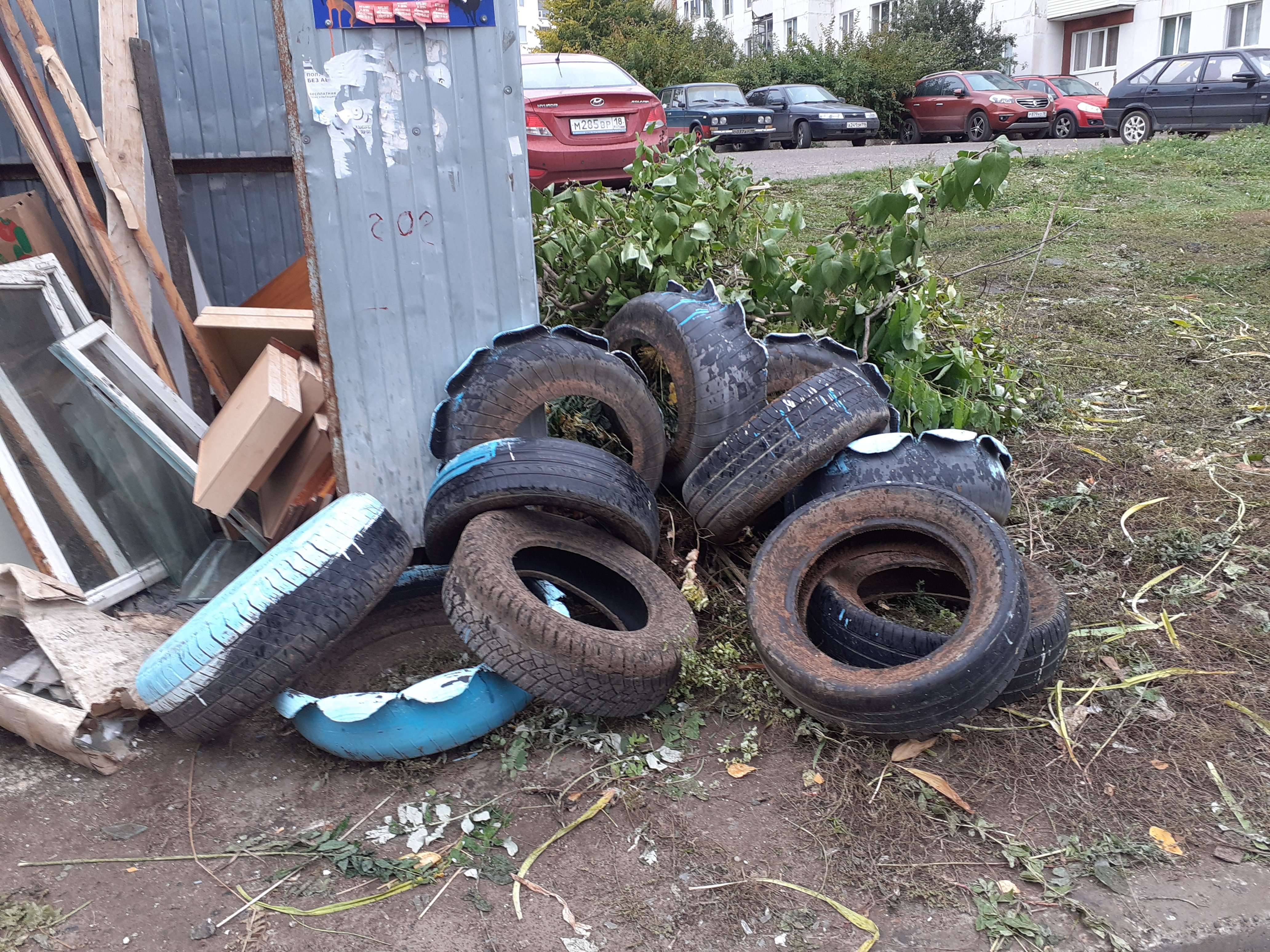 

В Ижевске старые автопокрышки должны исчезнуть из дворов до 1 июня 2022 года

