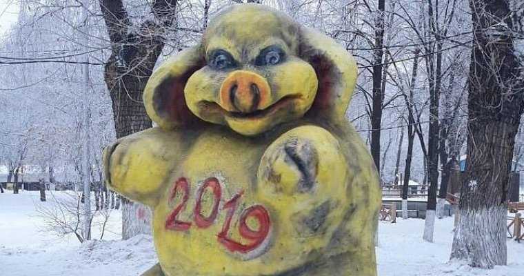 «Жуткую Хрюшу» из снега установили в Самаре к Новому году