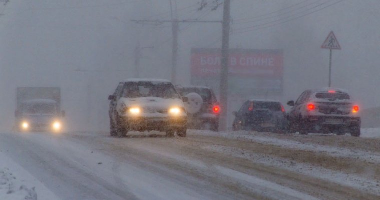 ГИБДД Удмуртии рекомендует водителям быть внимательнее на дорогах из-за «погодных качелей»