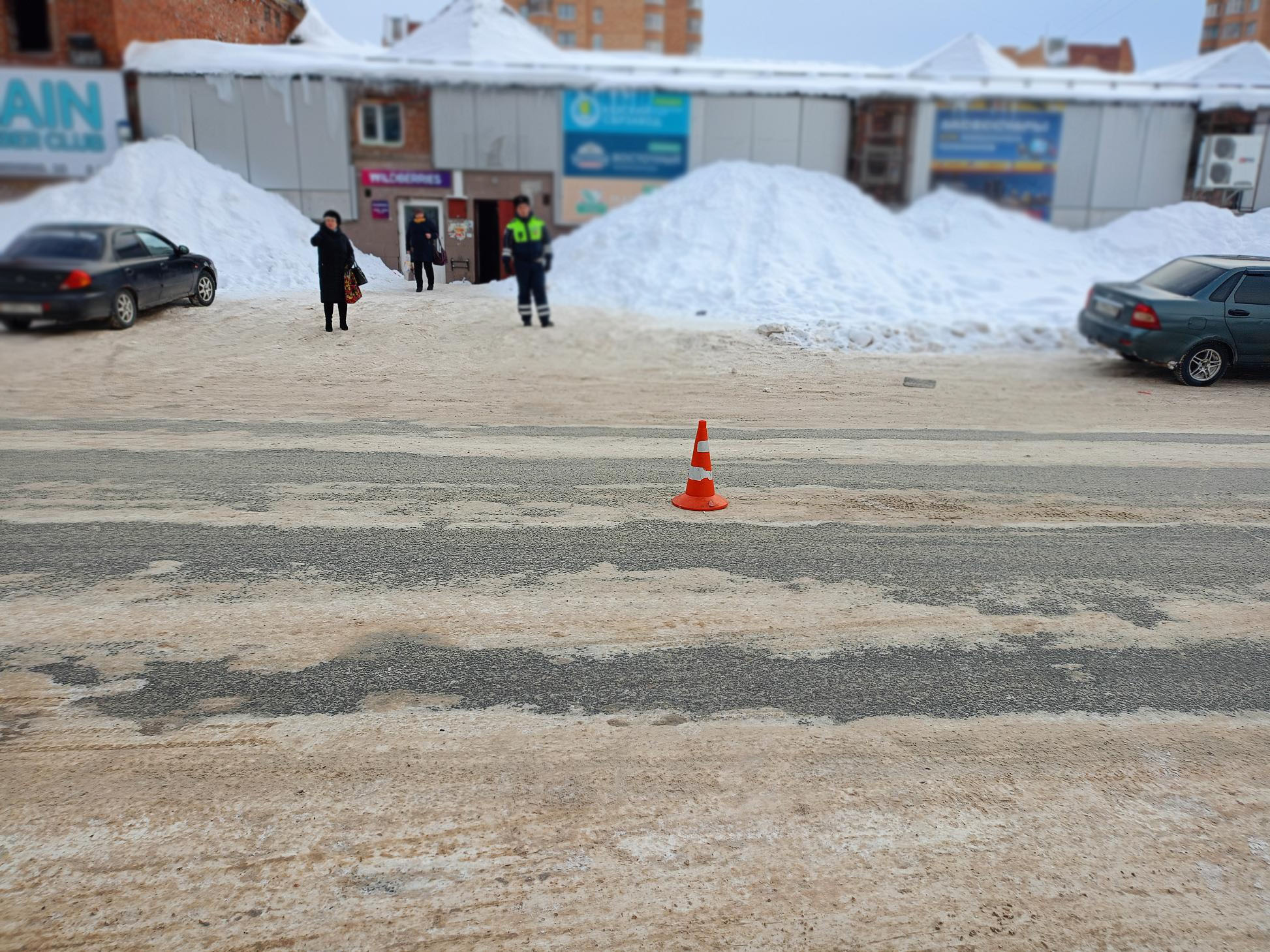 В Глазове автомобиль сбил девочку, пересекающую дорогу вне зоны перехода //  ИА Сусанин - проверенные новости Ижевска и Удмуртии, факты и описания  событий.