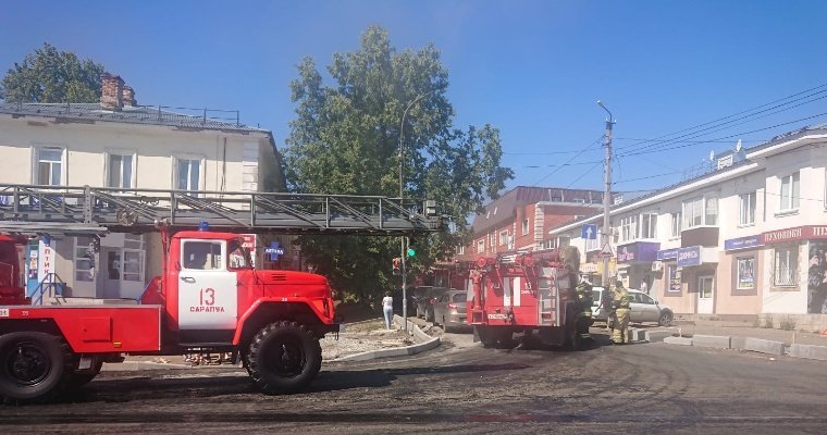 В Сарапуле огонь вспыхнул в магазине на улице Гагарина
