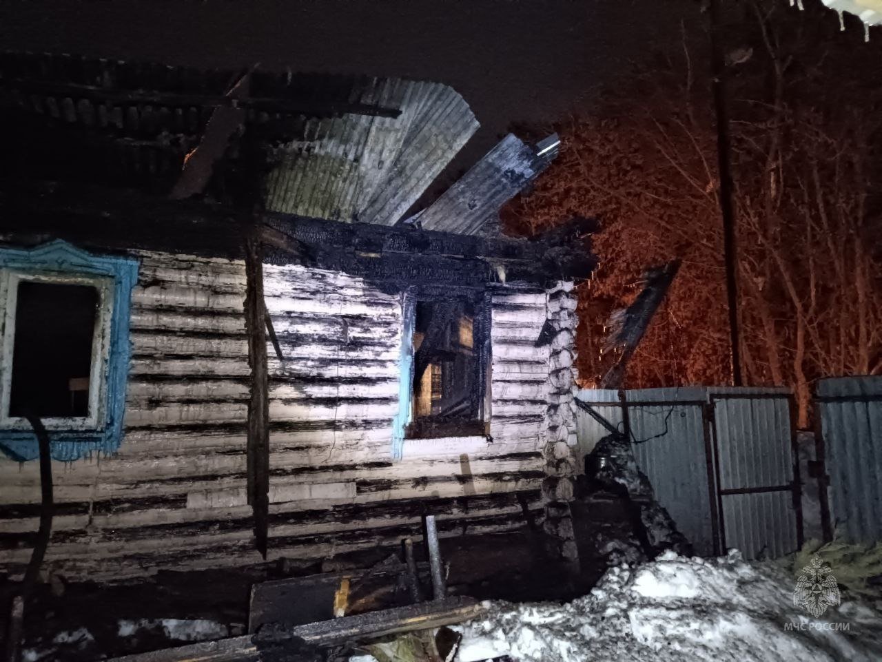 Деревянный дом сгорел на улице 9 января в Ижевске 