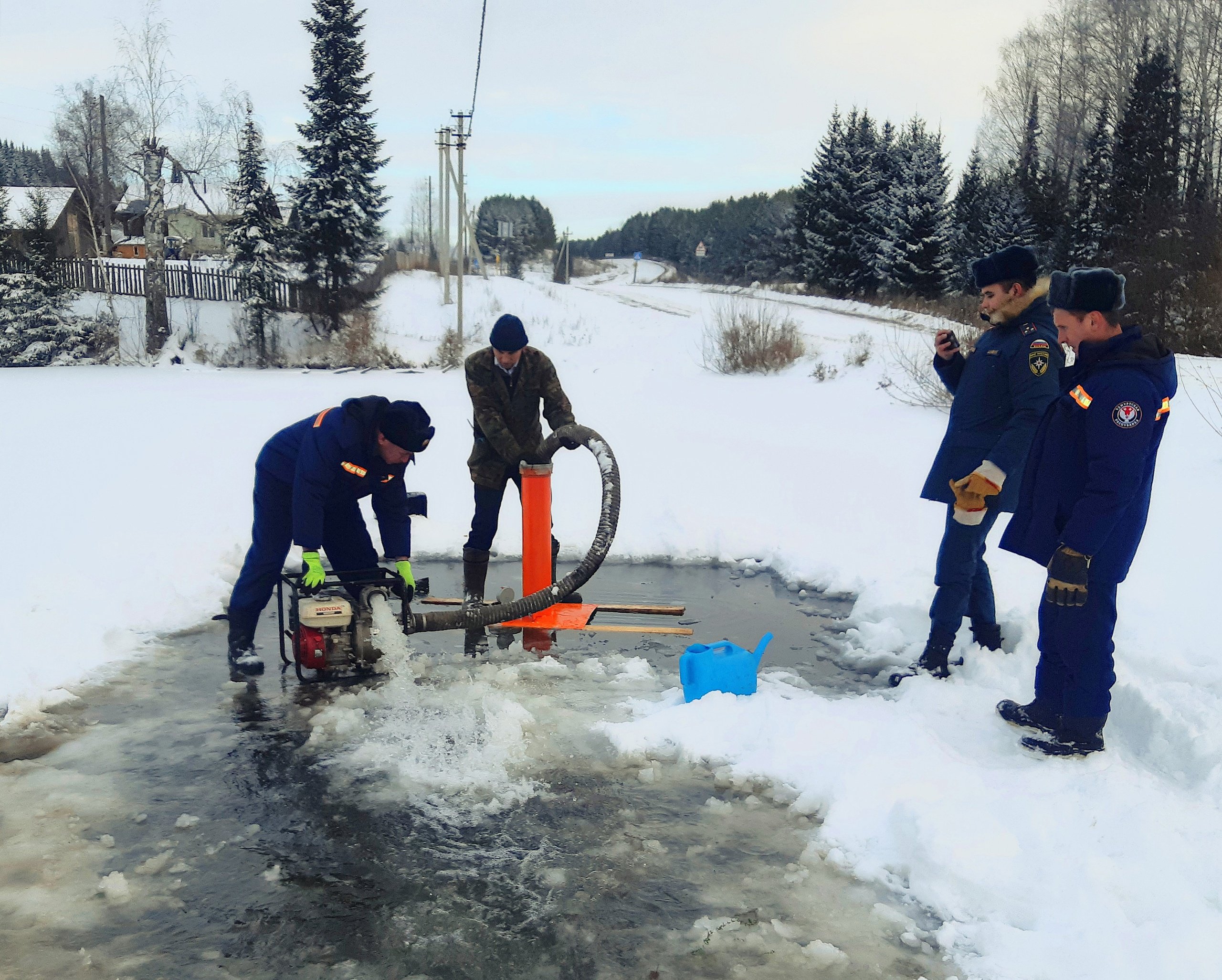 В Шарканском районе спасатели разработали водозаборные устройства для естественных водоемов