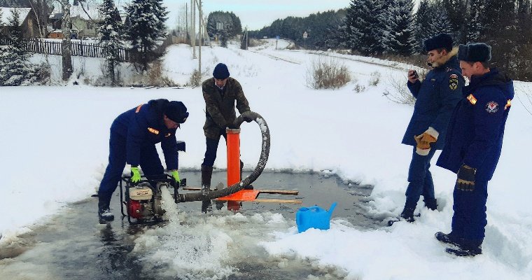 В Шарканском районе спасатели разработали водозаборные устройства для естественных водоемов
