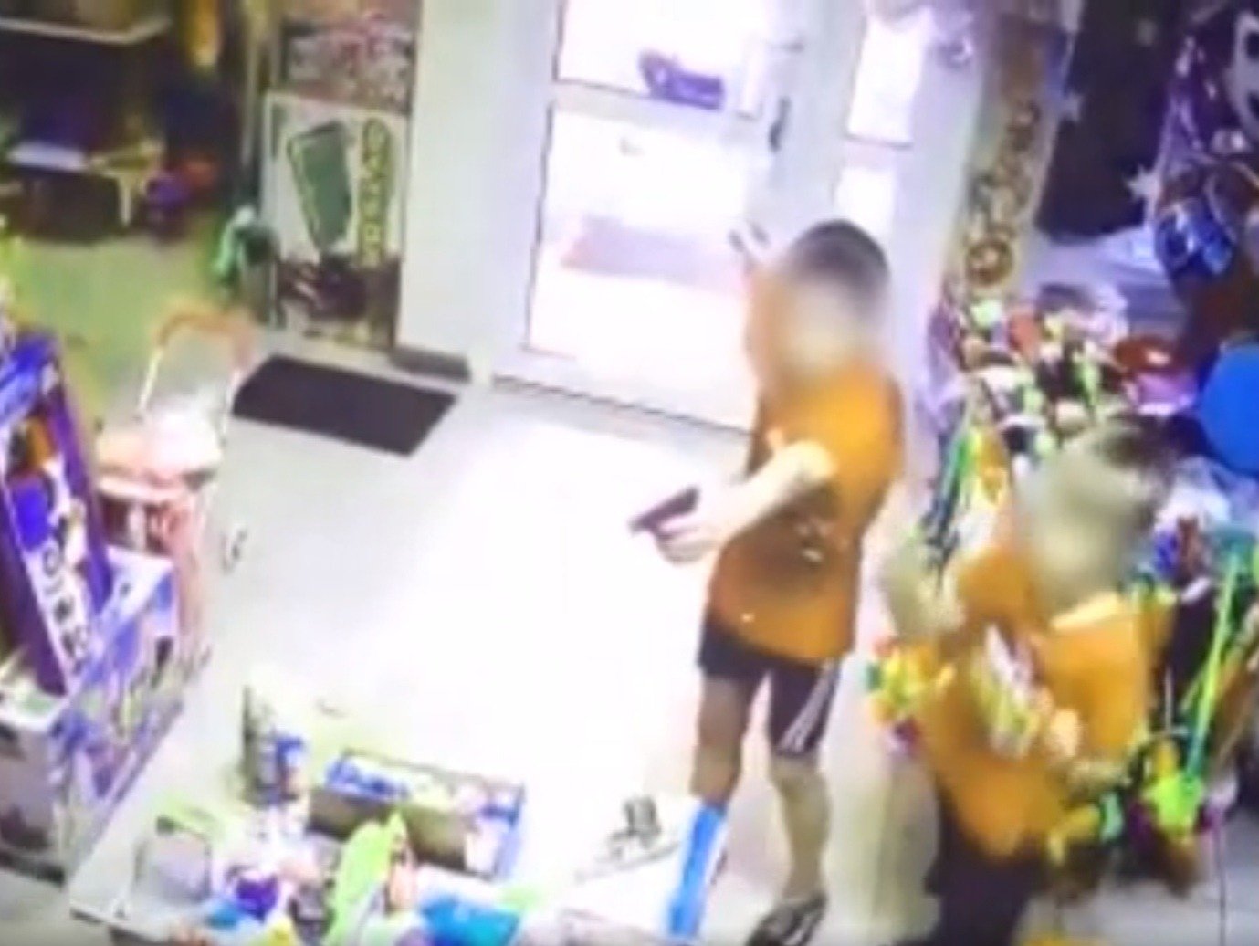 В Екатеринбурге дети с пистолетом напали на продавца магазина игрушек 