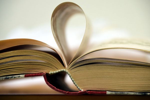 Порошенко назвал понравившиеся ему в 2016 году книги