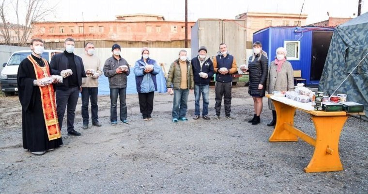 Бездомным в Ижевске подарили куличи к празднику Пасхи
