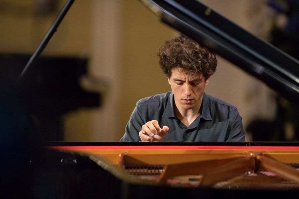 Музыка для души и ума: пианист Константин Емельянов сыграет сольный концерт на сцене Удмуртской филармонии 