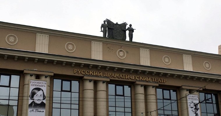 На здании Русского драмтеатра в Ижевске установили скульптуры солдата и рабочего