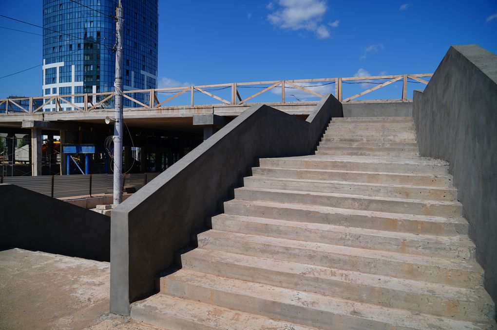 В Ижевске продолжается капремонт пешеходной эстакады на улице Карла Маркса