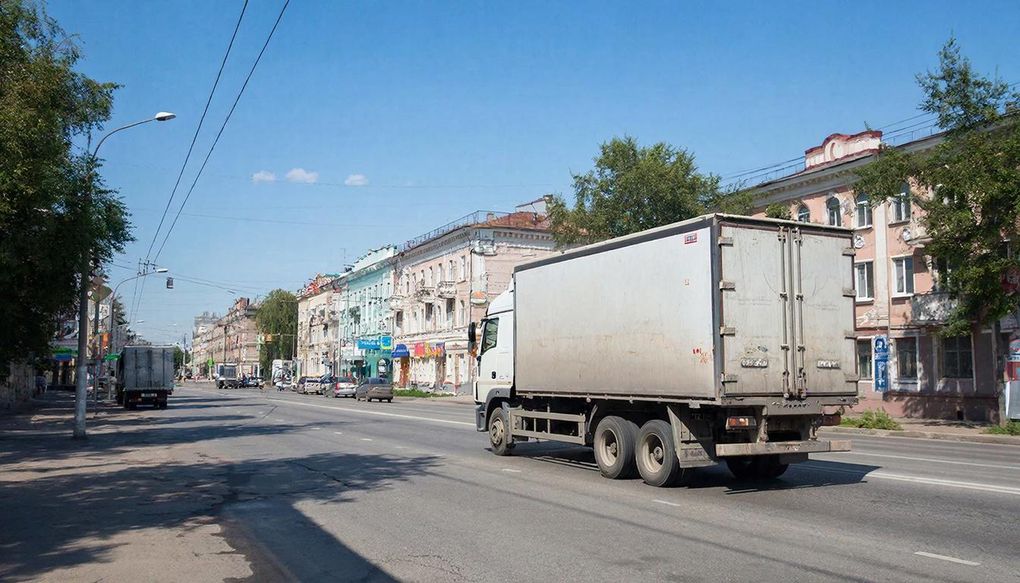 До конца лета в Ижевске ограничили движение для большегрузов