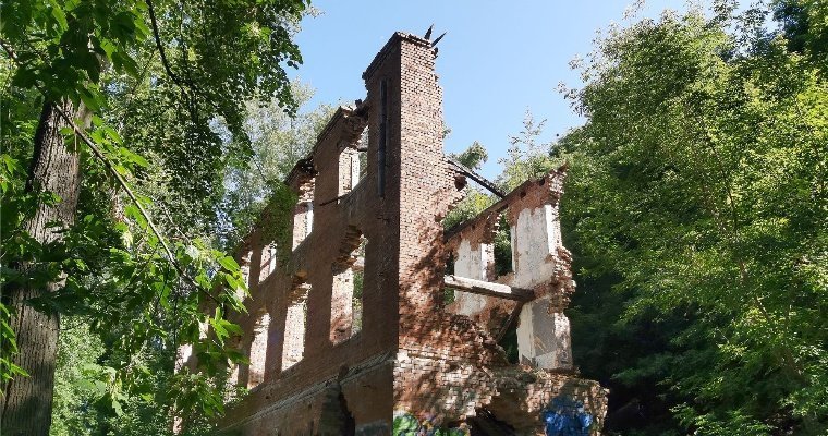Опасные руины: кто несёт ответственность за разрушающееся здание бывшей типографии «Ижмаша»